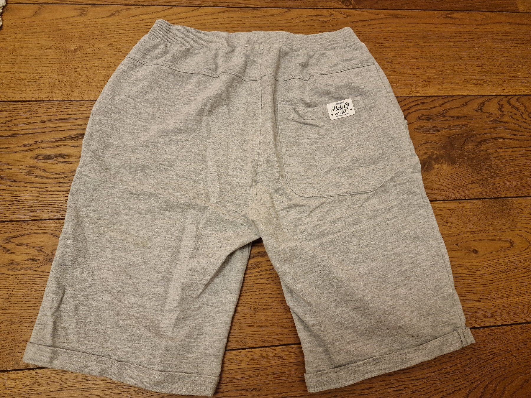 Pantaloni: Hose kurz hellgrau, Gr. 164, wie neu – Nuovo (secondo la descrizione) da Meierskappel venduto da HeartWear 1