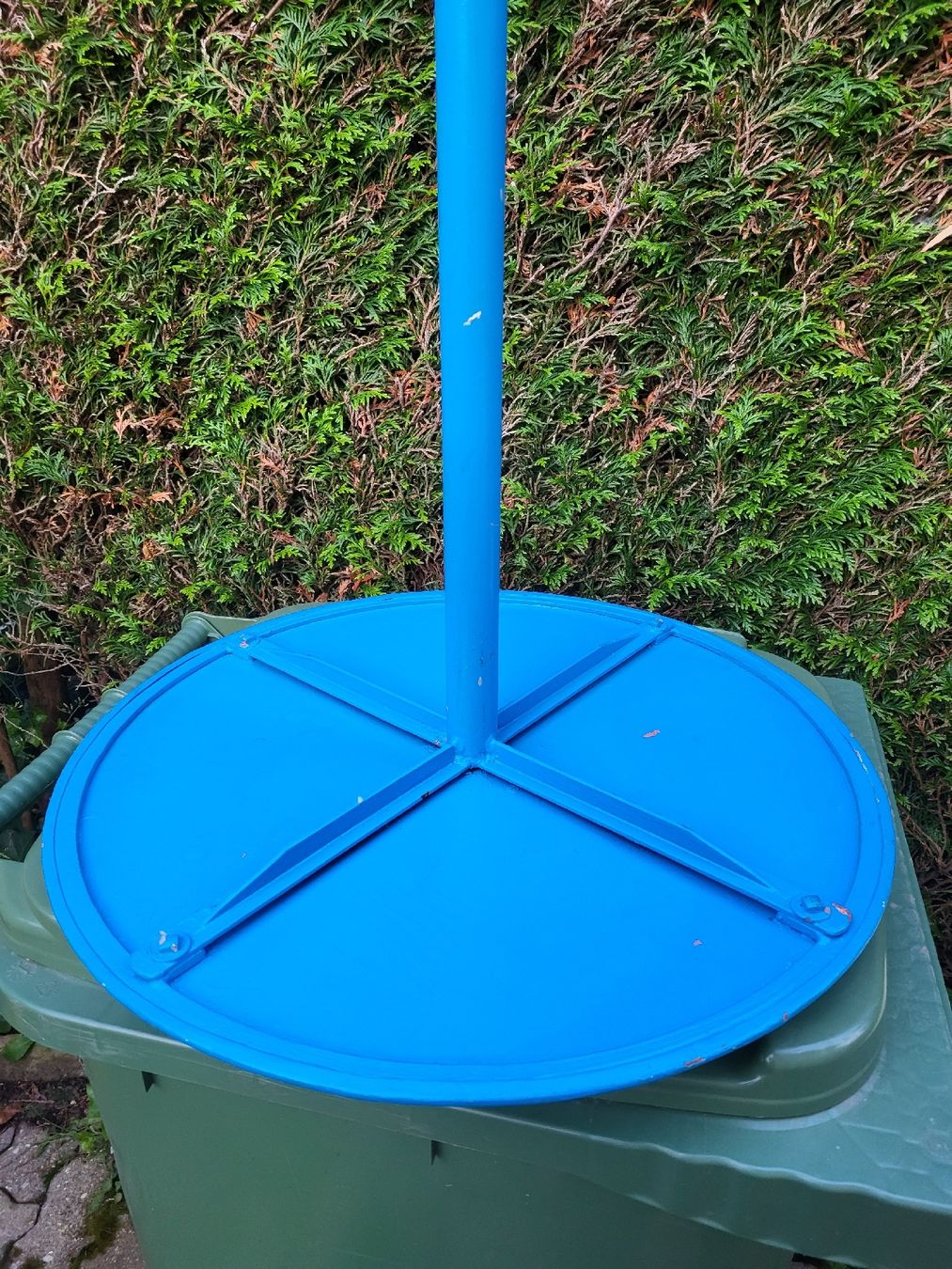 Tavoli: Table ronde Bigla bleue 60cm. / 1950er. – Usato da Vevey venduto da oldiz 4