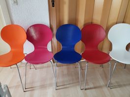 5 Küchenstühle in diversen Farben, stapelbar