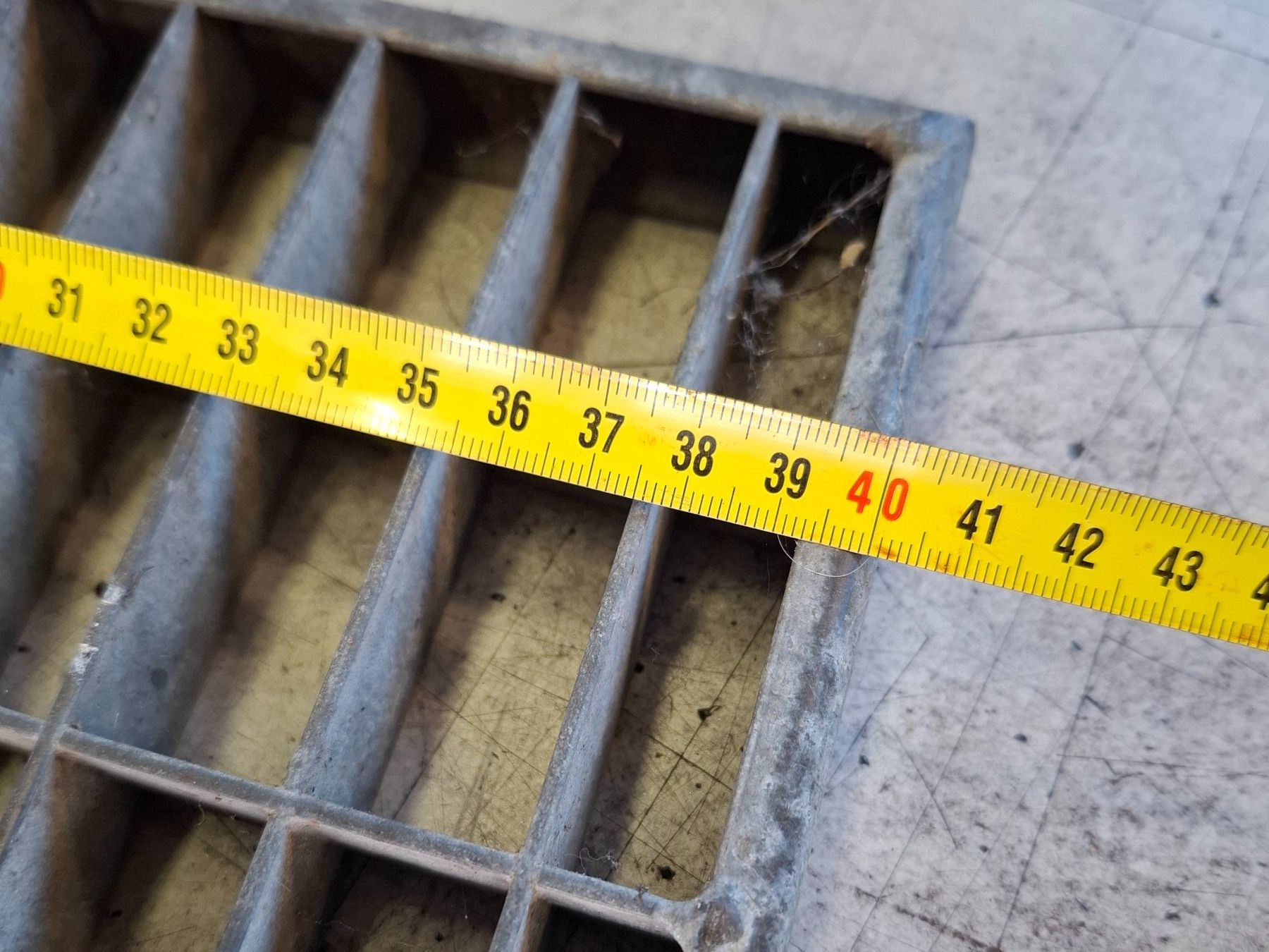 Griglie e Inferriate: Robuste Metall Abdeckung/Gitter, 60 cm x 40 cm – Usato da Adligenswil venduto da Exnovo 2