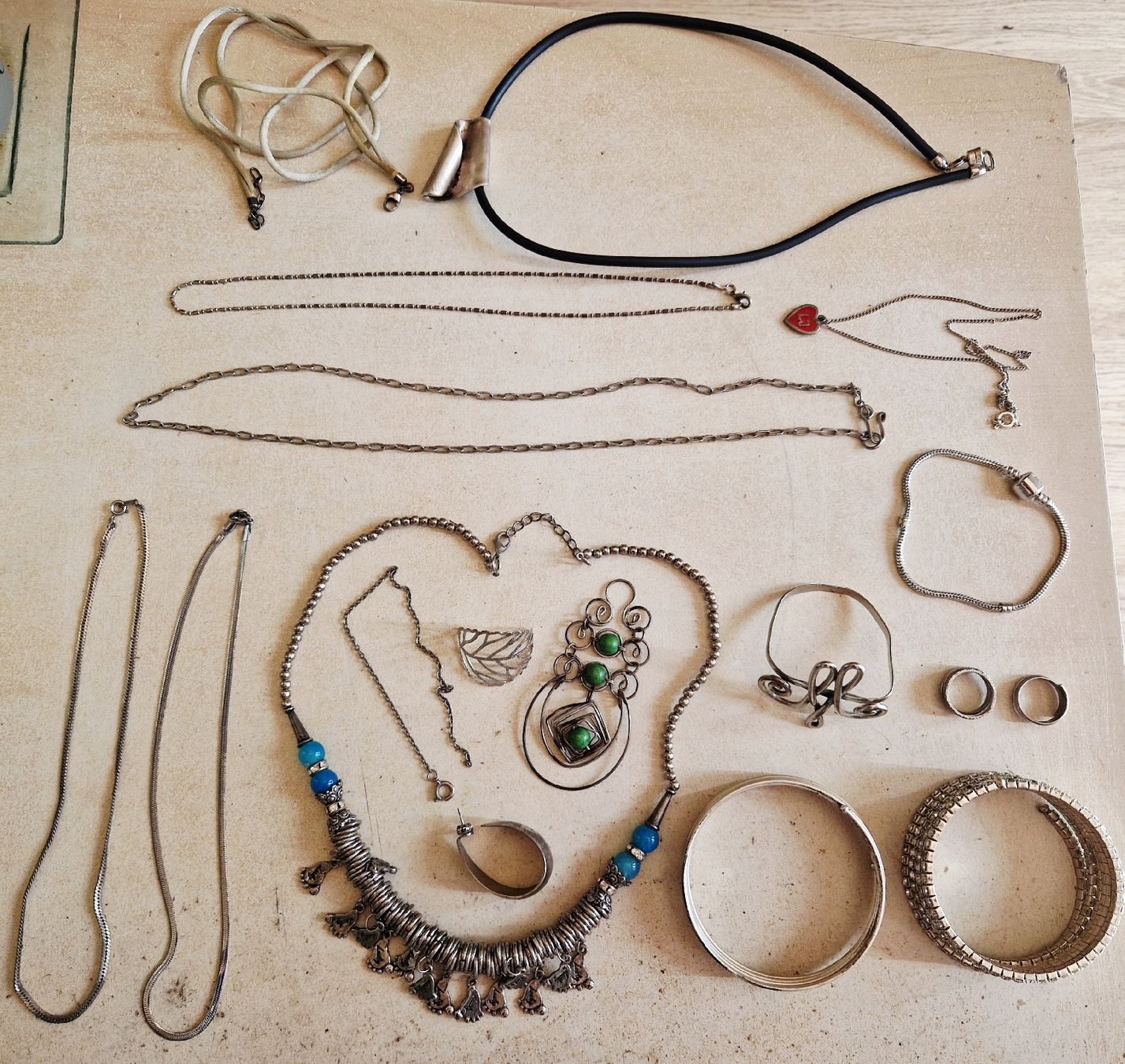 Altri gioielli: Lot de bijoux variés  – Usato da Undervelier venduto da Tufitufi7