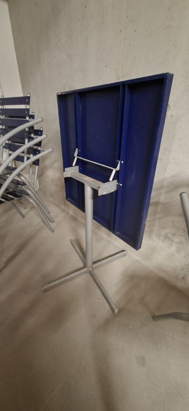 Schaffner Set di tavolo e panche: Schaffner Gartentisch und 4 Stühle in blau – Usato da Basel venduto da Lovintage 2