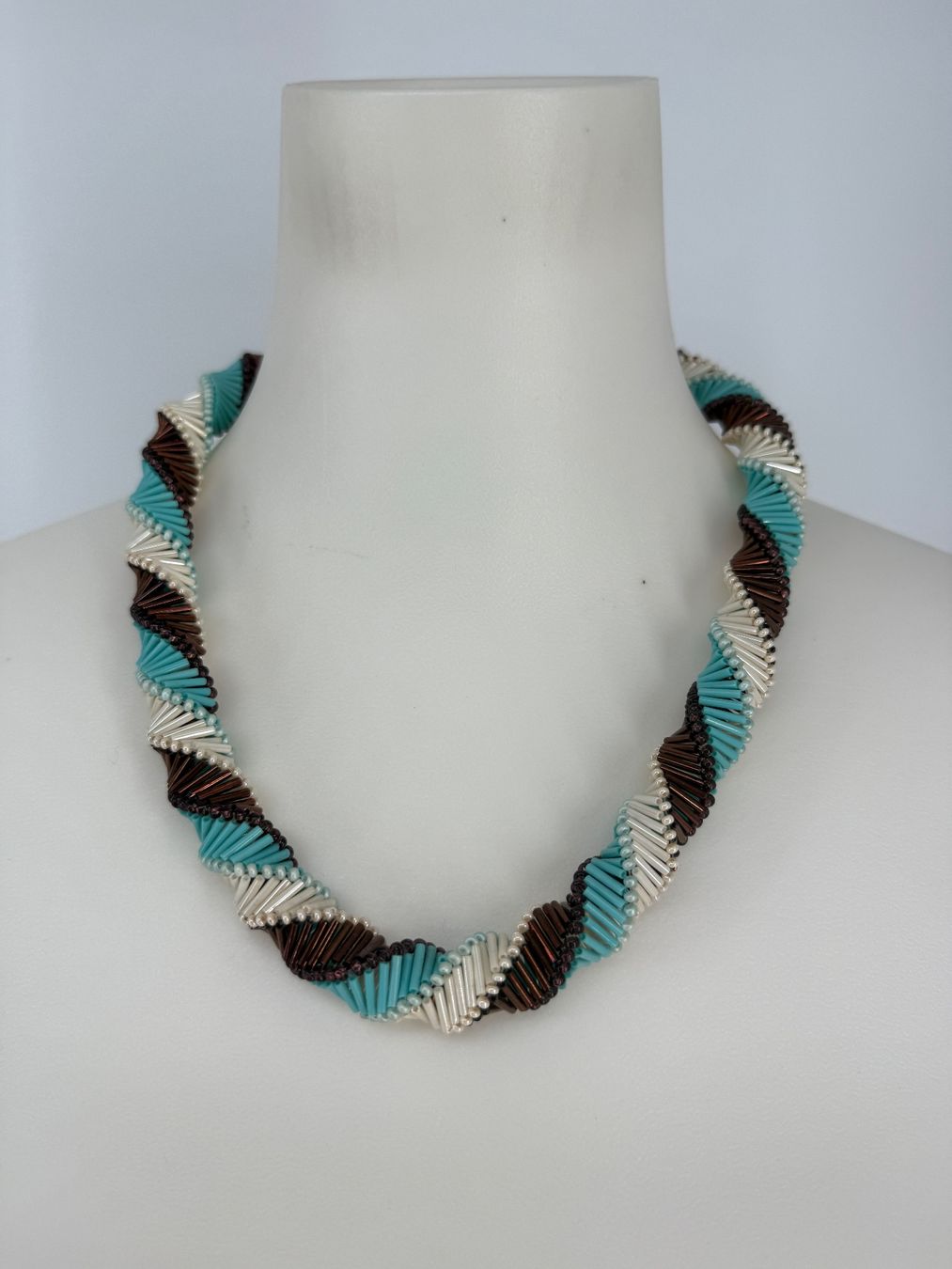 Catenine: Halskette mit Glasperlen, Handmade, neuwertig, Spiraldesign – Nuovo (secondo la descrizione) da Auenstein venduto da moin.