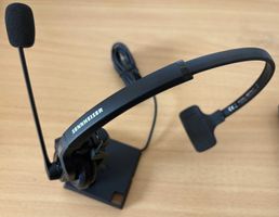 Sennheiser Headset mit 2 Ladestationen und 2 USB-Dongels