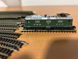 SBB Lokomotive Re 4/4 mit Schienen und Autos Set gebraucht N