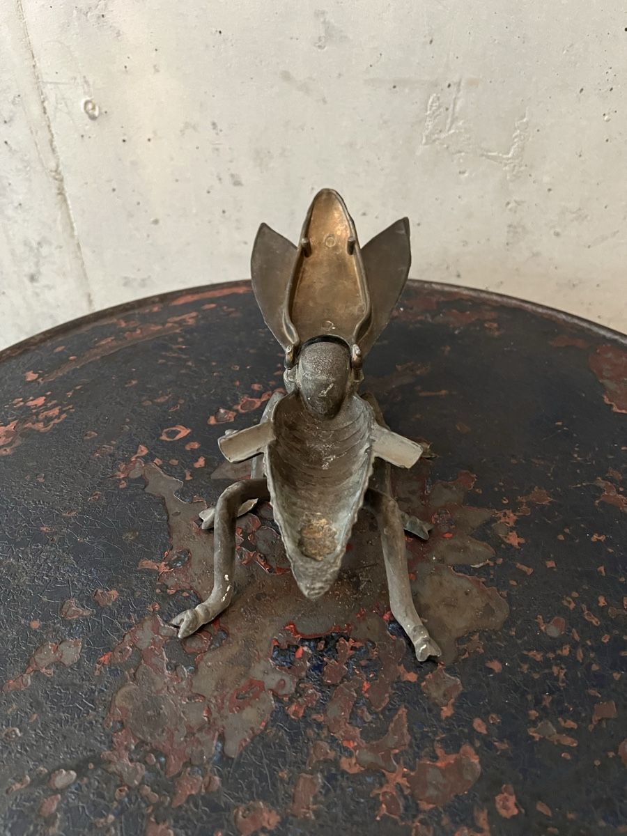 Statuette: Antike  grosse Fliege aus Messing – Usato da Wabern venduto da La-Vitrine 6