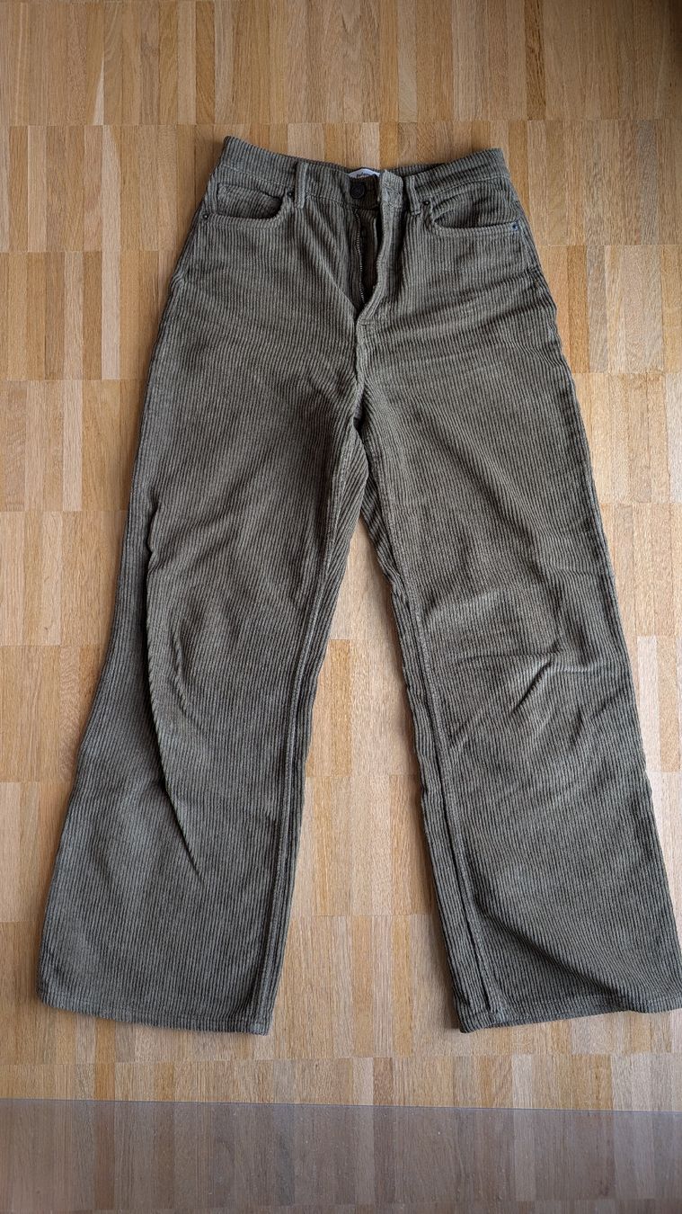 Reformation Pantaloni: Reformation pants green corduroy  – Nuovo (secondo la descrizione) da Meyrin venduto da jes_yr5m