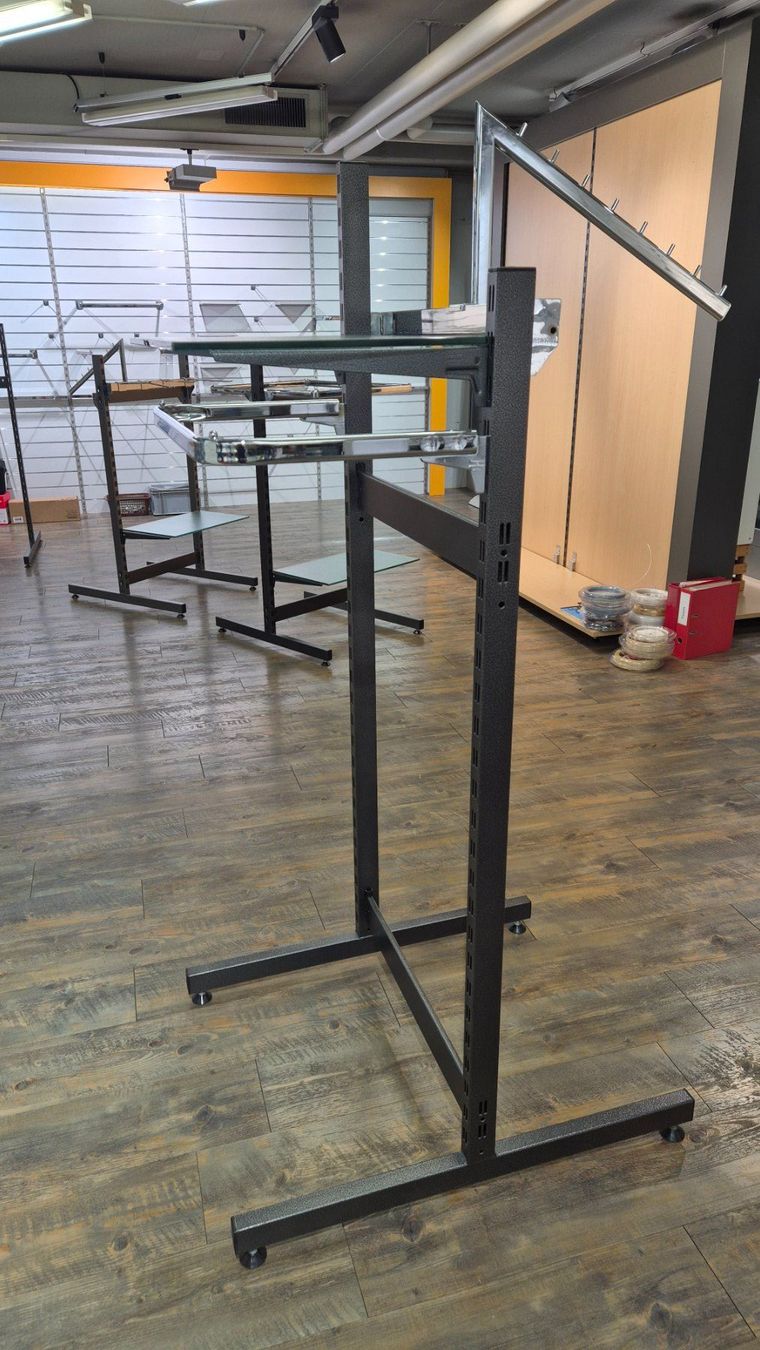 Scaffali: Freistehendes Verkaufsgestell Hammerschlag – Usato da Lyss venduto da HeinigerSport-Lyss 1