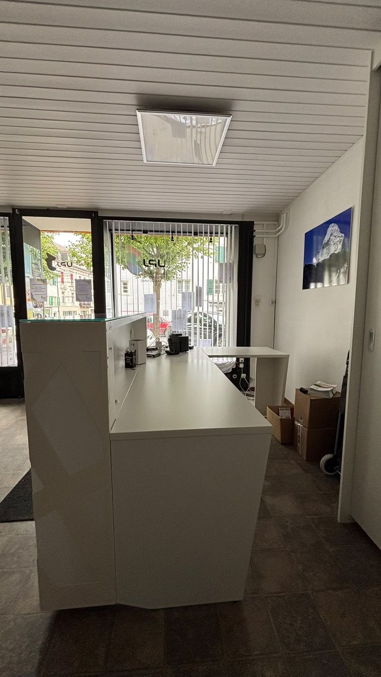 Allestimento di negozi e stand fieristici: Réception bureau moderne design géométrique crème – Usato da Rebeuvelier venduto da facenordsa 6