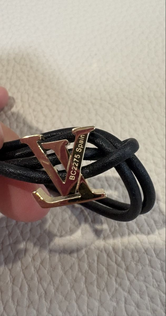 Louis Vuitton Bracciali & Braccialetti: Bracelet Louis Vuitton Noir en cuir – Nuovo e nell'imballaggio originale da Sierre venduto da pfe_sn85 2
