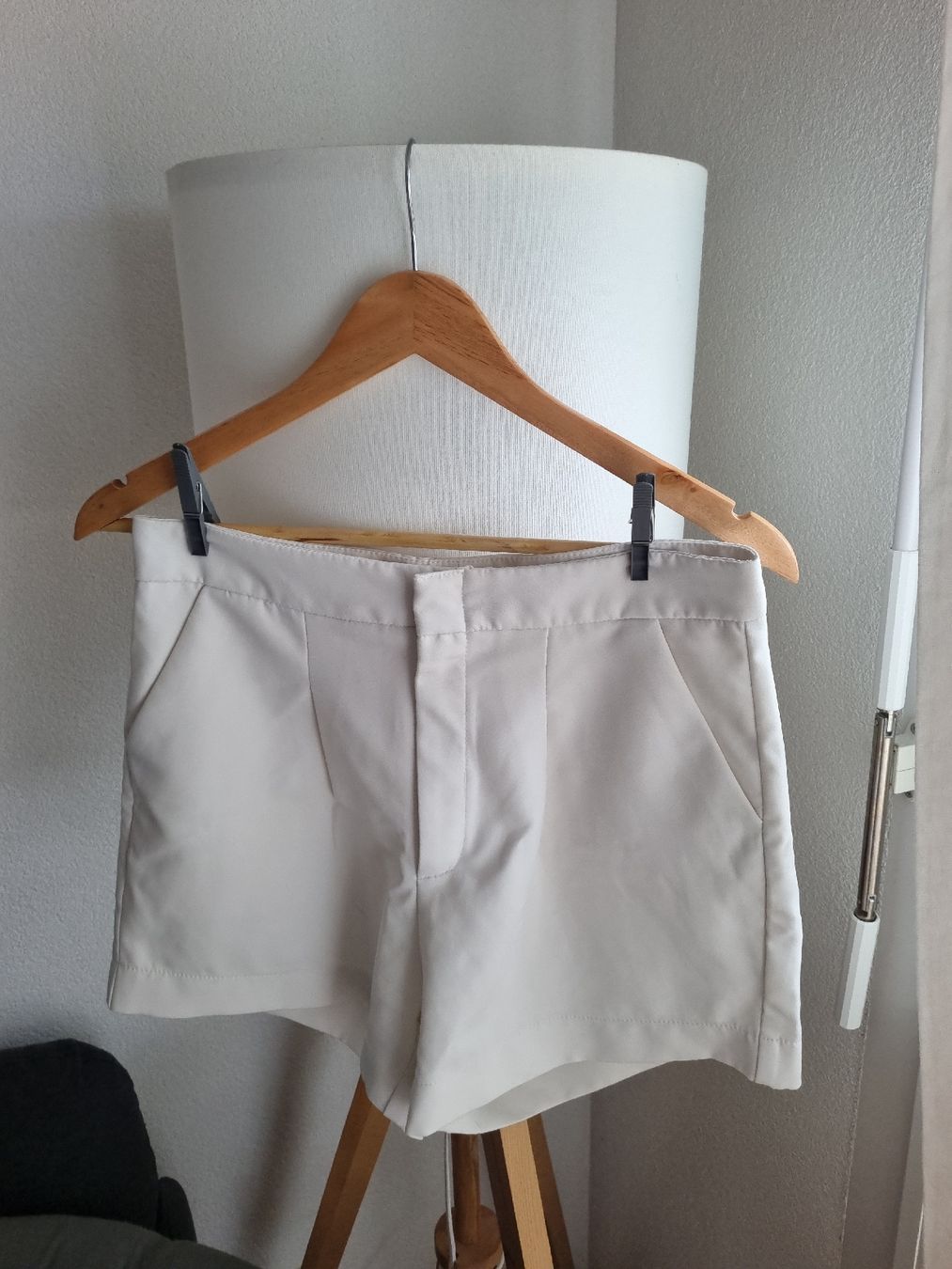 Pantalons: White Shorts Size M – Neuf (Voir description) à Aigle par Smagbrelle18
