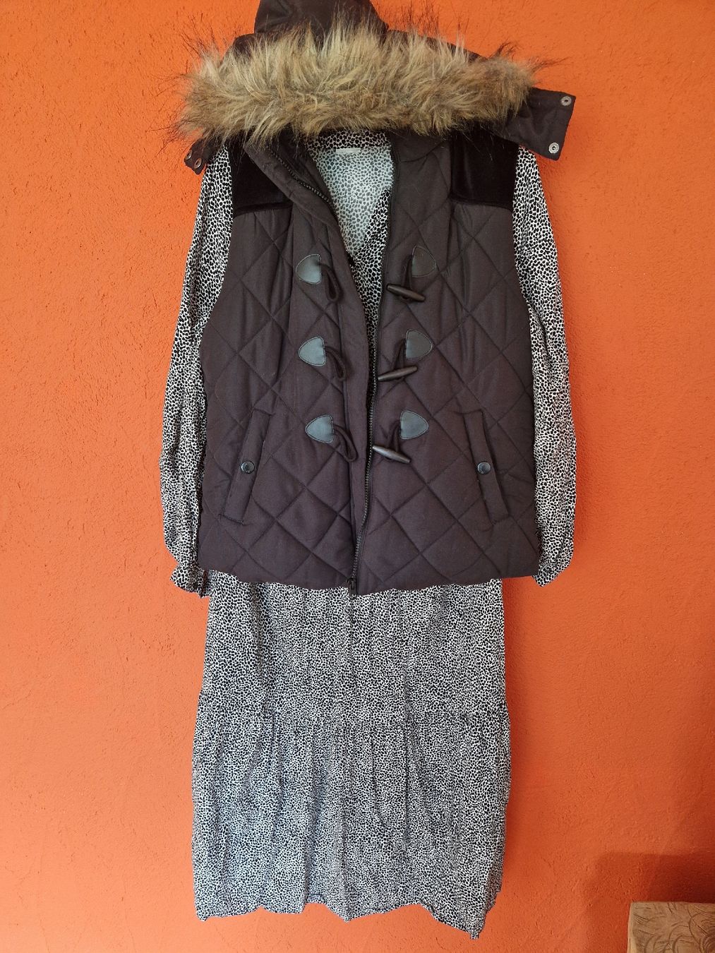 Lotti di vestiti: Kleiderset magenta/schwarz – Usato da Wilen (Sarnen) venduto da Ponok 2