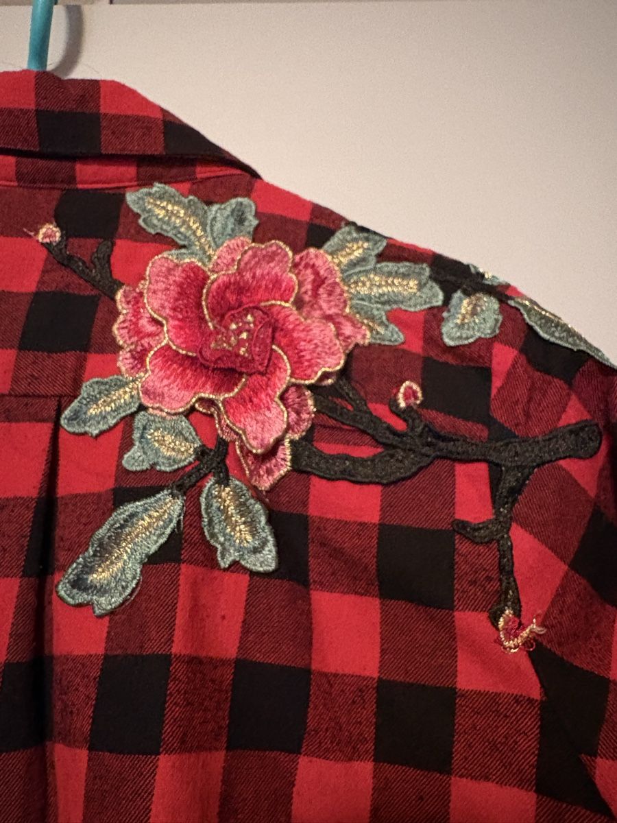 Camicette: Camicia con fiori applicati – Usato da Viganello venduto da Orisole 2