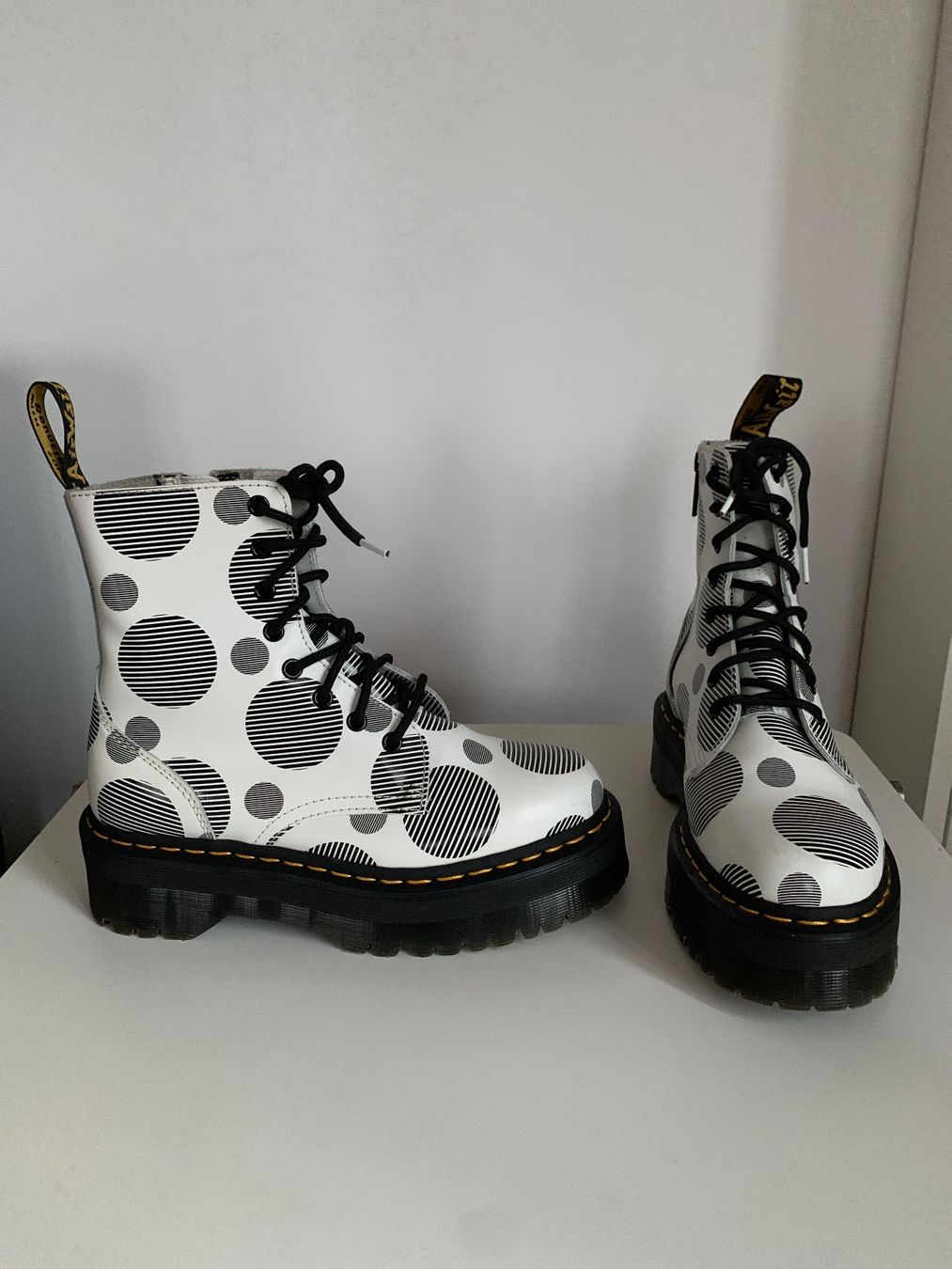 Dr. Martens Damenschuhe: Dr. Martens: weiss gemusterte Jadon Boots, 39 – Gebraucht aus Luzern von designluzern 2
