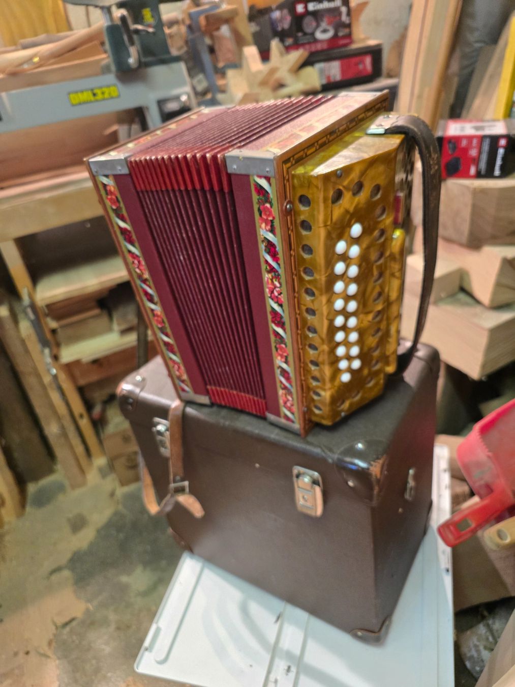 Instruments de musique: Schwyzerörgeli mit Koffer, gestreift, Gold/Rot – D'occasion à Emmenbrücke par bagger58