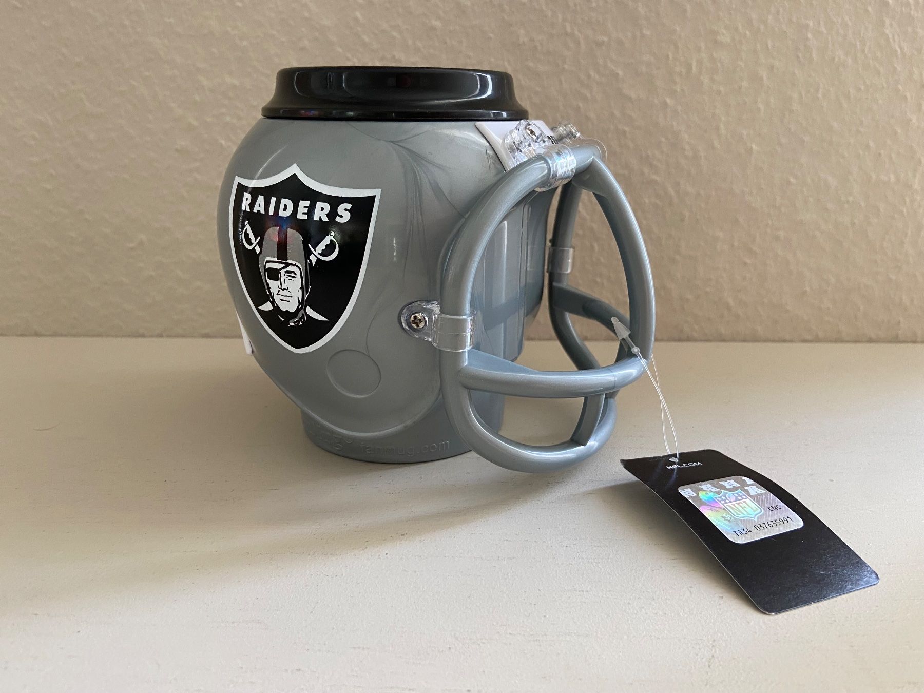NFL Antike Kleidung: Las Vegas Raiders Helmbecher – Neu und originalverpackt aus Muttenz von US_Sport_Schweiz