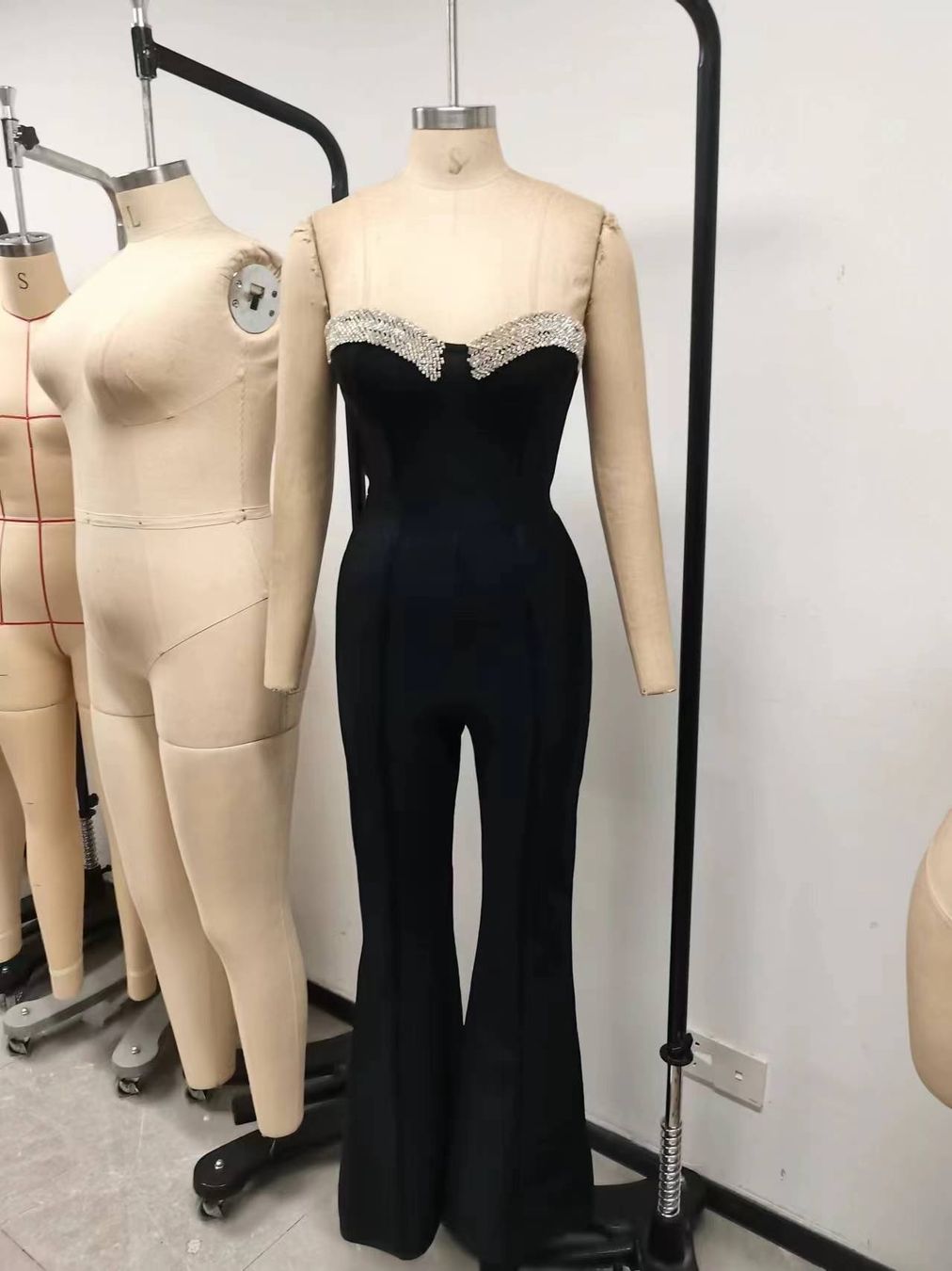 Tute: Tuta nera con strass e splendida scollatura – Nuovo e nell'imballaggio originale da Zürich venduto da fed_vh9n 1