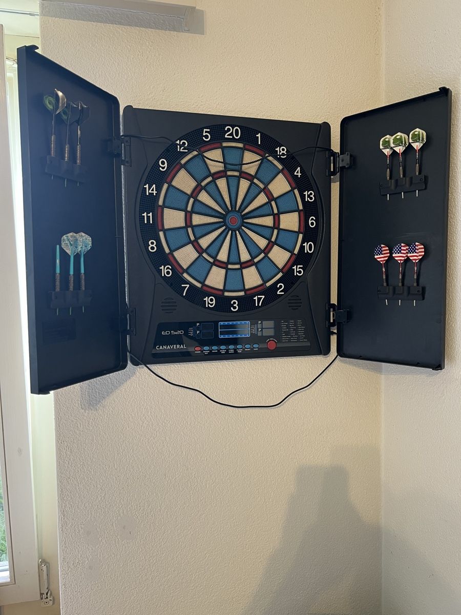 Dart: Dartscheibe mit vielen Darts und Zubehör – Neu (gemäss Beschreibung) aus Aristau von rap_6nvq 1