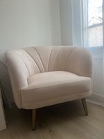 Sessel in Samt rosa mit goldenen Füssen