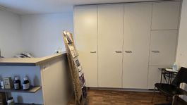 Kleine Büroküche/ Ofice mit Putzschrank und Kühlschrank