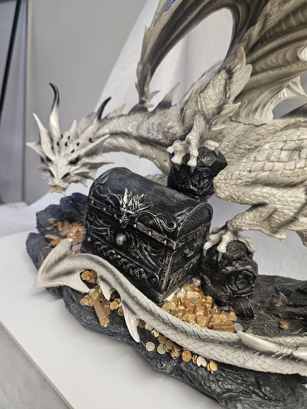 Statuette: Large White Dragon Treasure Chest – Nuovo (secondo la descrizione) da Dielsdorf venduto da Kenan997 3