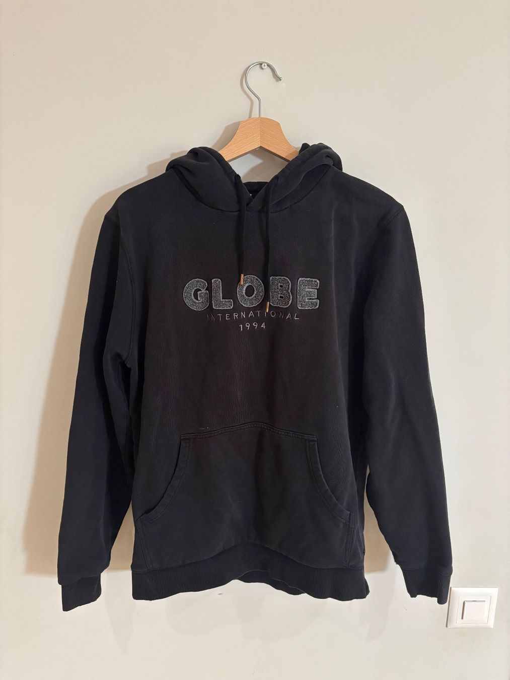 Pullover & Sweatshirts: Sweat à capuche Globe noir taille M – Defekt aus Rolle von max_m27q