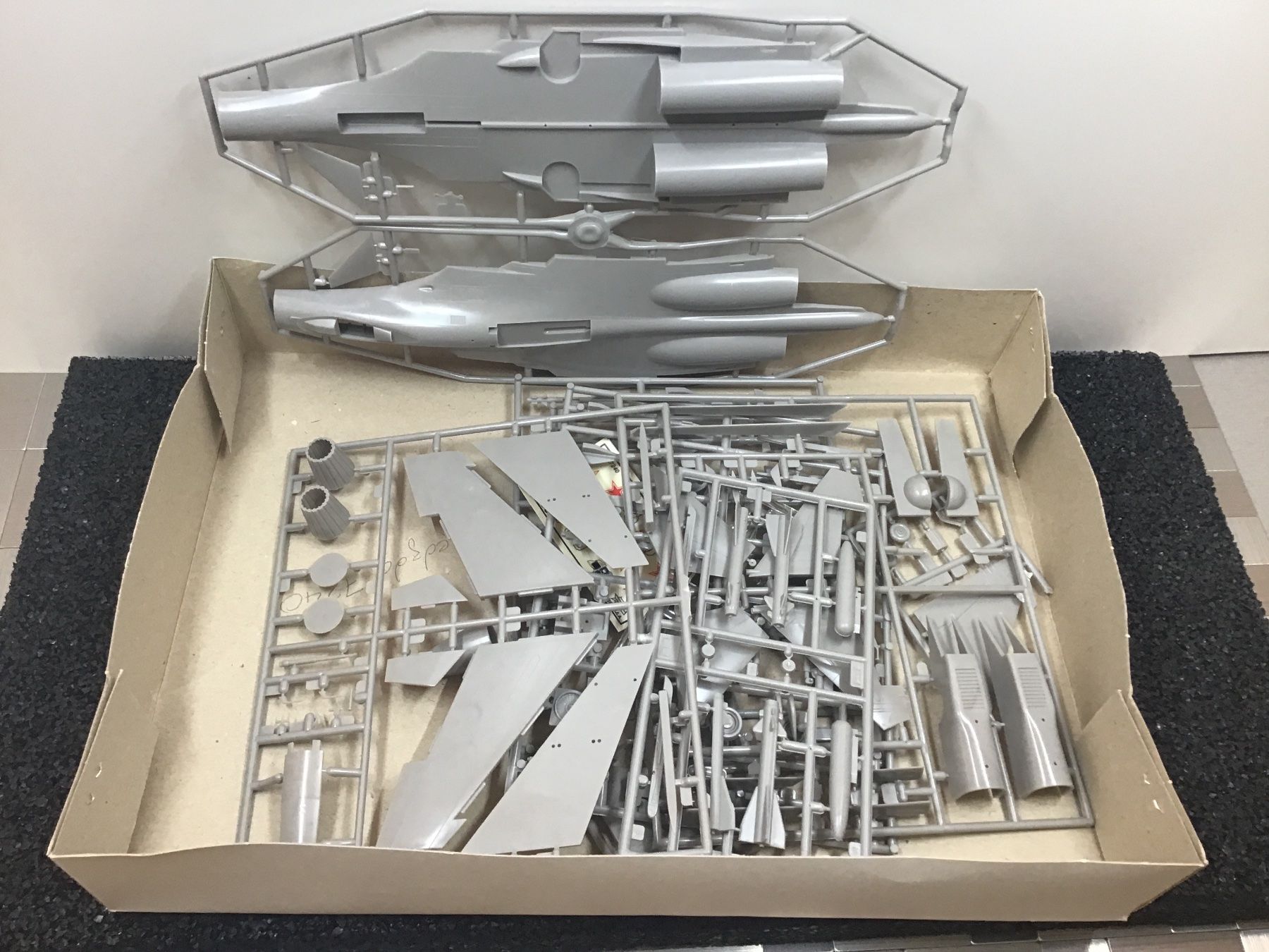 Zvezda Kit di modellismo & Modellini statici: ZVEZDA RUSSIAN FIGHTER BOMBER 1/72 – Usato da Männedorf venduto da Modell-Spezialisten 1