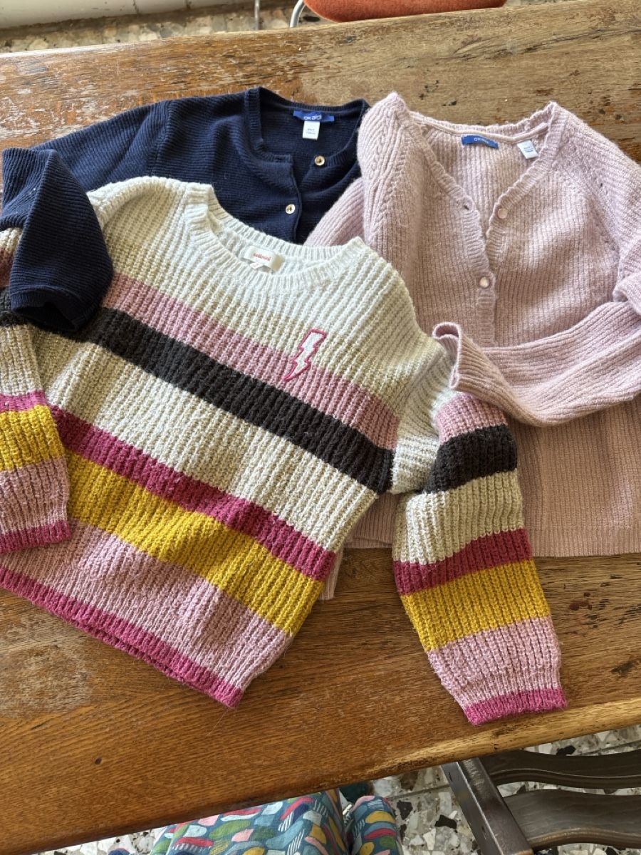 Ensembles coordonnés: Pullover Catimini und  Jacke Okaidi  gr 128 – D'occasion à Evilard par Anna0135
