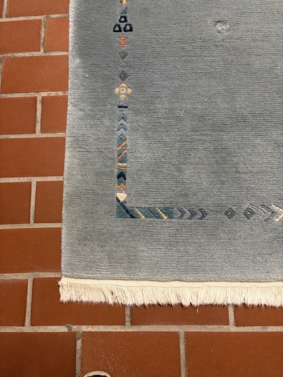 Tapis: Teppich hellblau mit Muster Bordüre gebraucht – D'occasion à Winterthur par silen 2