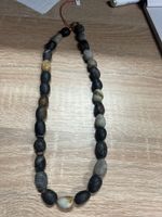 Elegante Halskette mit schwarzen & weissen Steinen