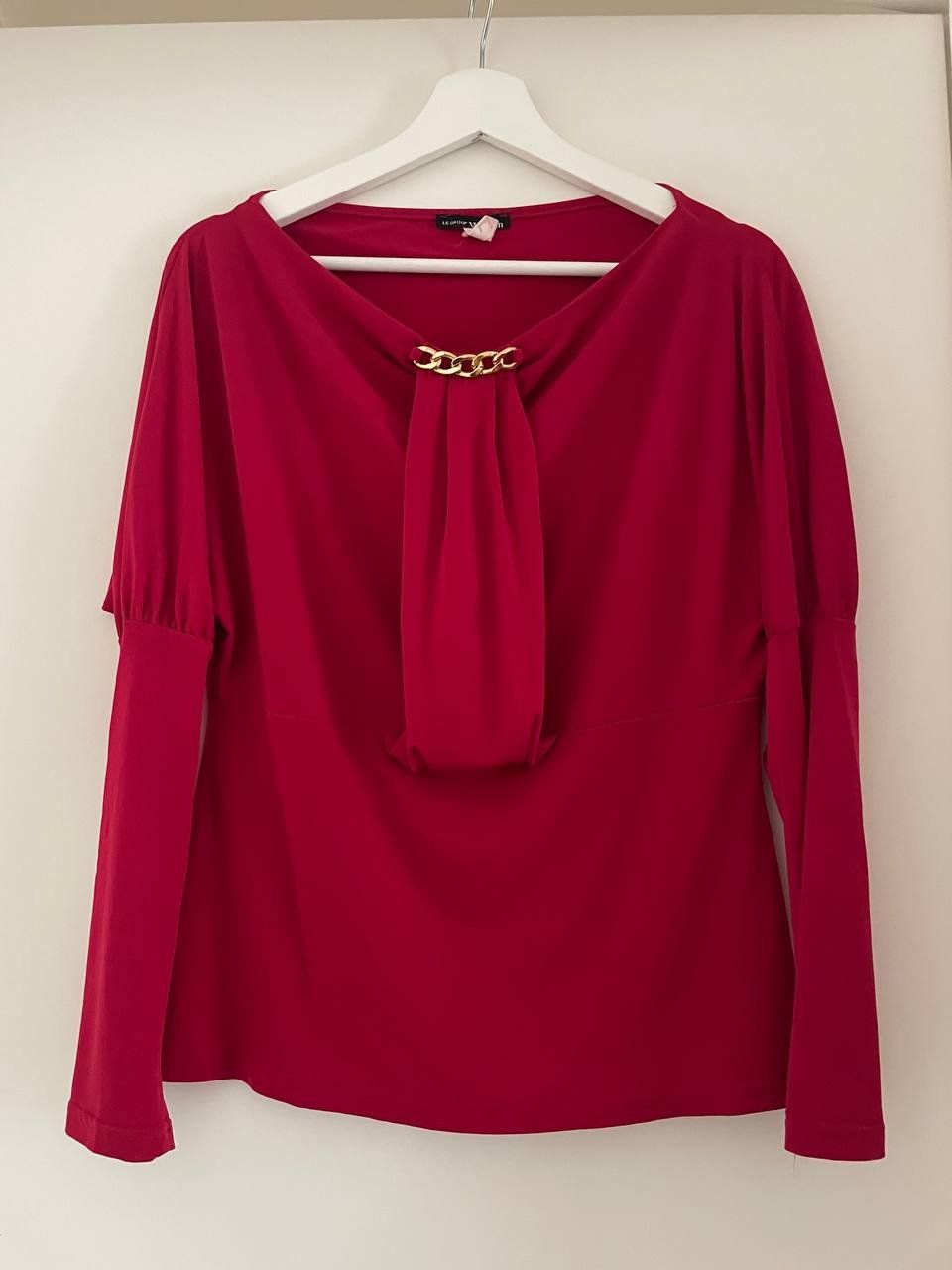 T-shirts: Elegante rote Bluse mit Goldkette – D'occasion à Adliswil par N3er4