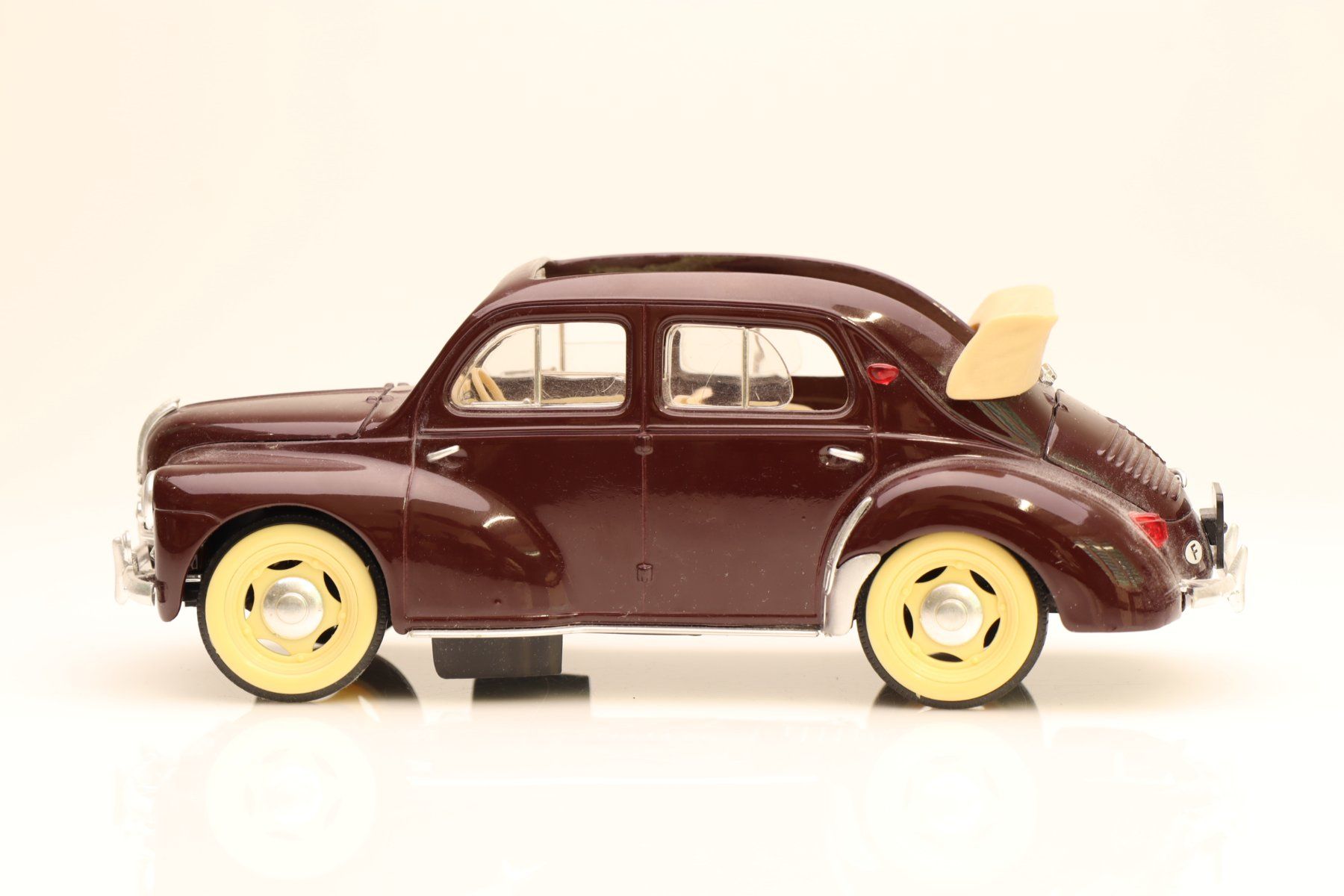 Renault Modellautos: Solido Renault 4 CV 1/17 Modellauto – Gebraucht aus Ried (Muotathal) von Modellbahn.swiss 2