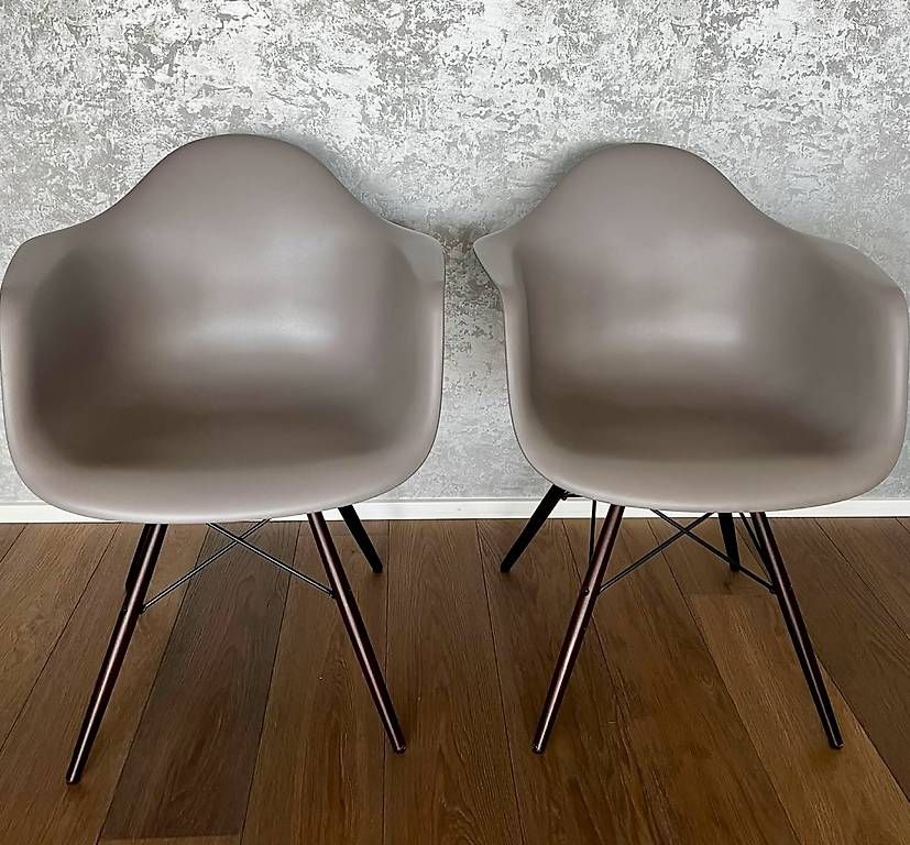 Sedie: 2x Vitra Eames Plastics Arm Chairs (Farbe: MAUVE) – Usato da Wettswil venduto da lin_fv2p