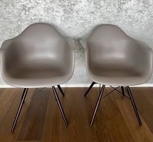 2x Vitra Eames Plastics Arm Chairs (MAUVE GRAU)