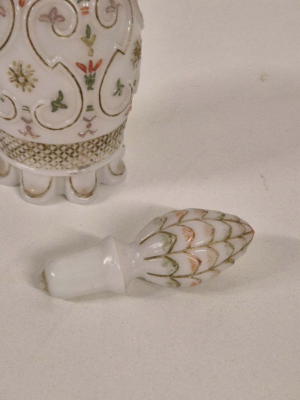 Flaconi: flacon en opaline blanche décor polychrome et doré - Napoléo – Usato da Bogis-Bossey venduto da VNT-GE.ch 9