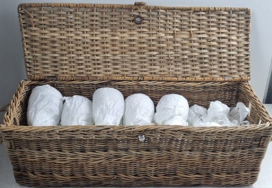 Bicchieri: 13 Weingläser in einen Weidenkorb – Usato da Flums venduto da Flumsantik 7