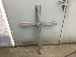 Gebrauchtes geschmiedetes Eisenkreuz mit Blume
