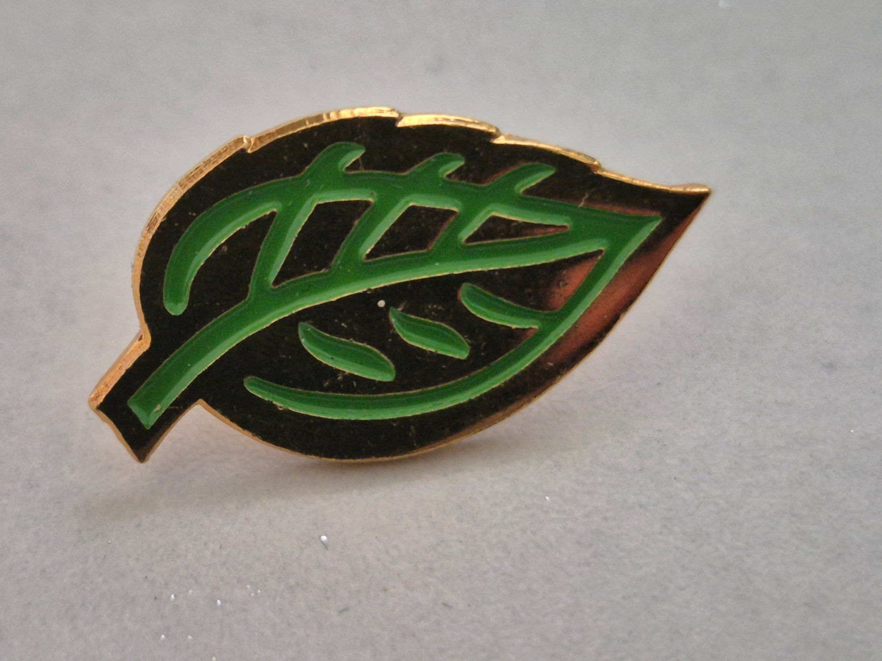 Swiss Plaketten & Abzeichen: Green Leaf    -     Pin – Gebraucht aus Niederweningen von Obson