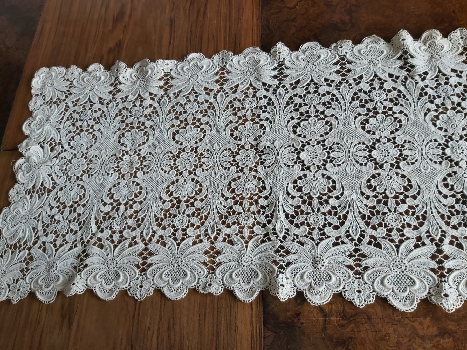 Altra biancheria da tavola: Plauener Spitzedeckeli  110 x 47 cm – Usato da Bern venduto da aronari 1