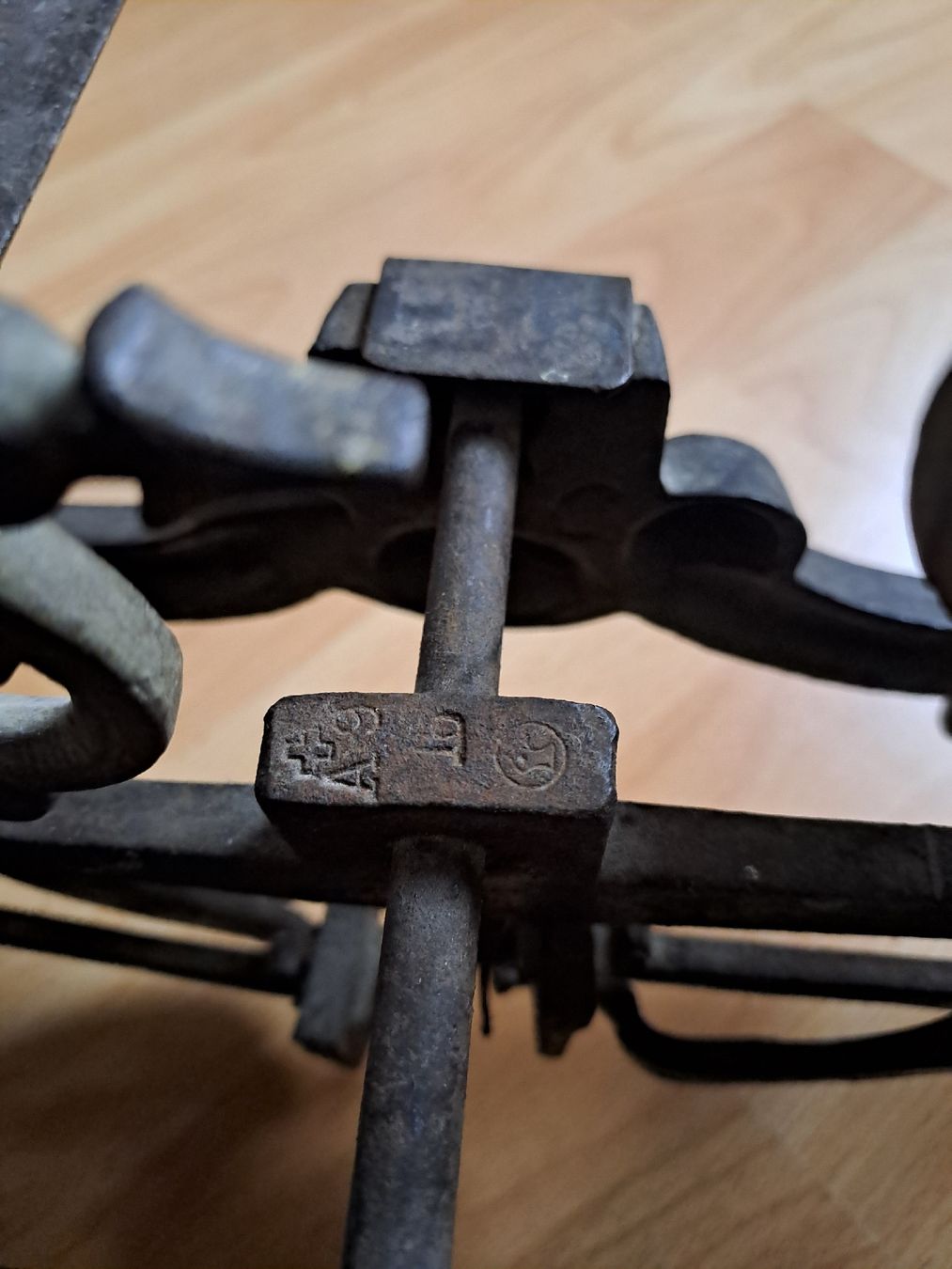 Bilance e pesi: antike Waage aus Eisen mit Gewichsteinen – Usato da Basel venduto da suberi_Sach 7