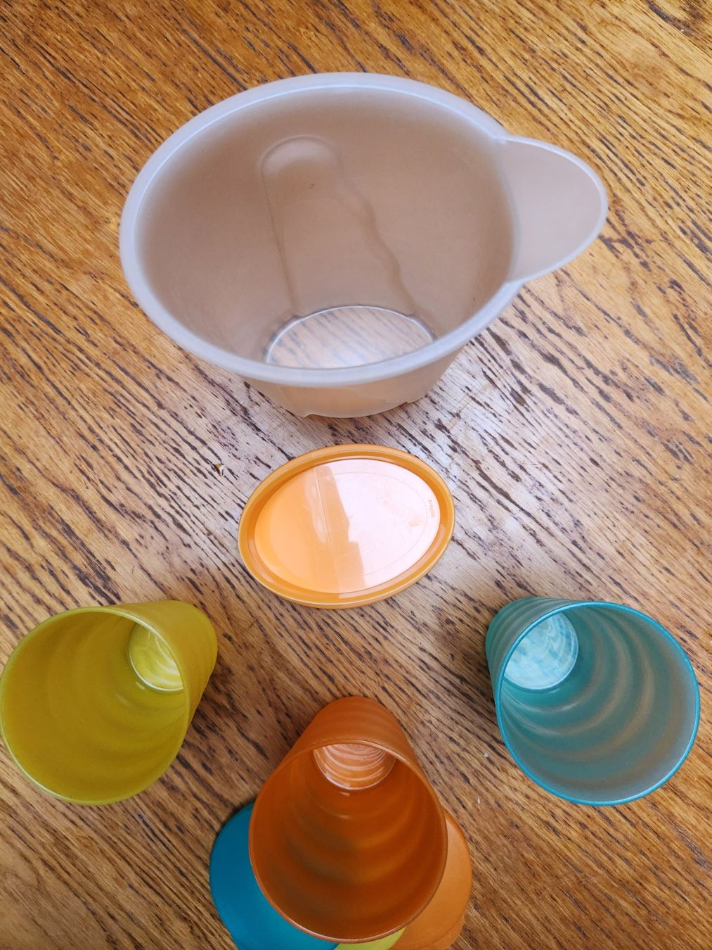 Tupperware Contenitori & Simili: Tupperware Krug, Orange  1l + drei Tupperware Becher m Decke – Usato da Gstaad venduto da Meiel2020 5