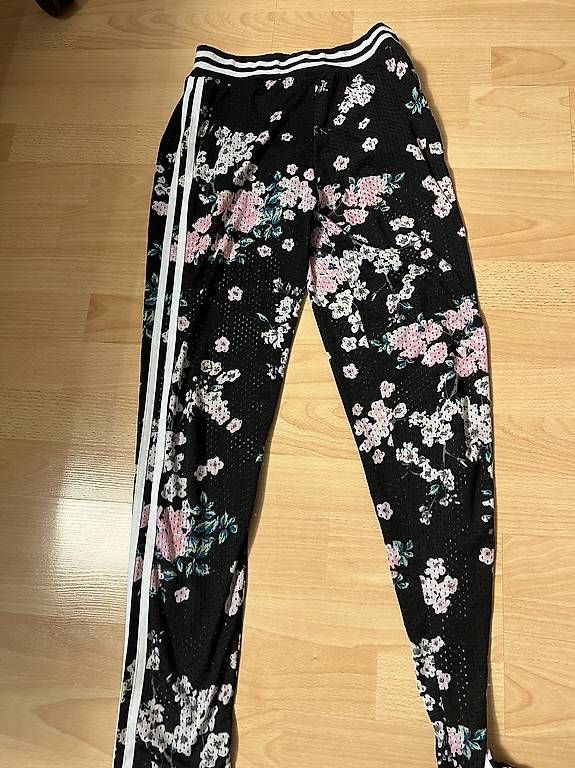 Adidas Leggings: 5 Sporthosen – Gebraucht aus Tuggen von Tantas 3