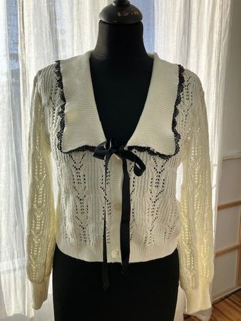 Weisser Strickpullover mit Spitzenkragen Gr. M