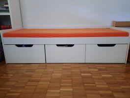 Praktisches Stauraumbett mit drei Schubladen
