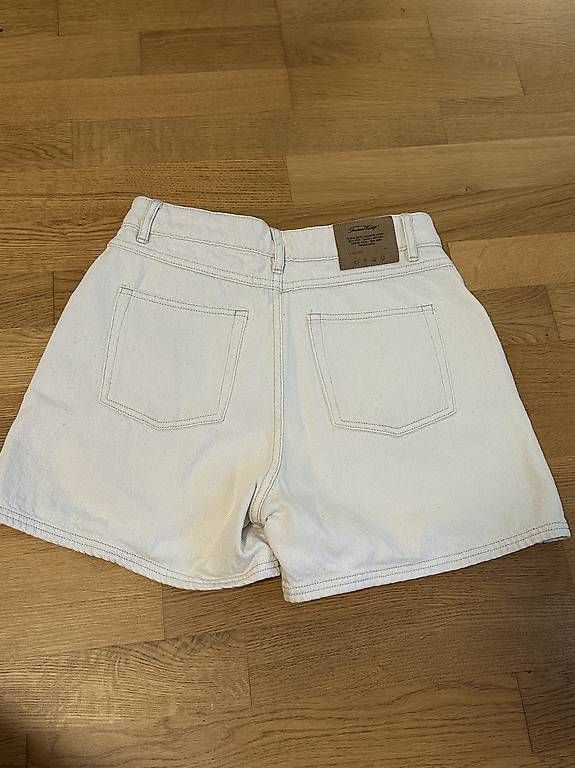 Pantalons: American Vintage Shorts – D'occasion à Basel par AnDeg 1