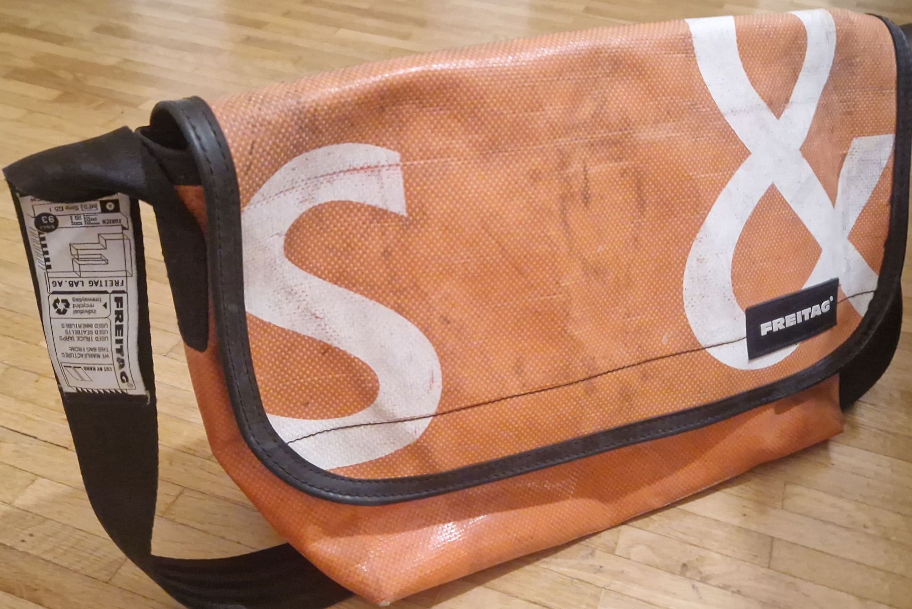 Freitag Taschen: Freitag Messenger Bag - Orange Design  – Gebraucht aus Zürich von MarianaMoore