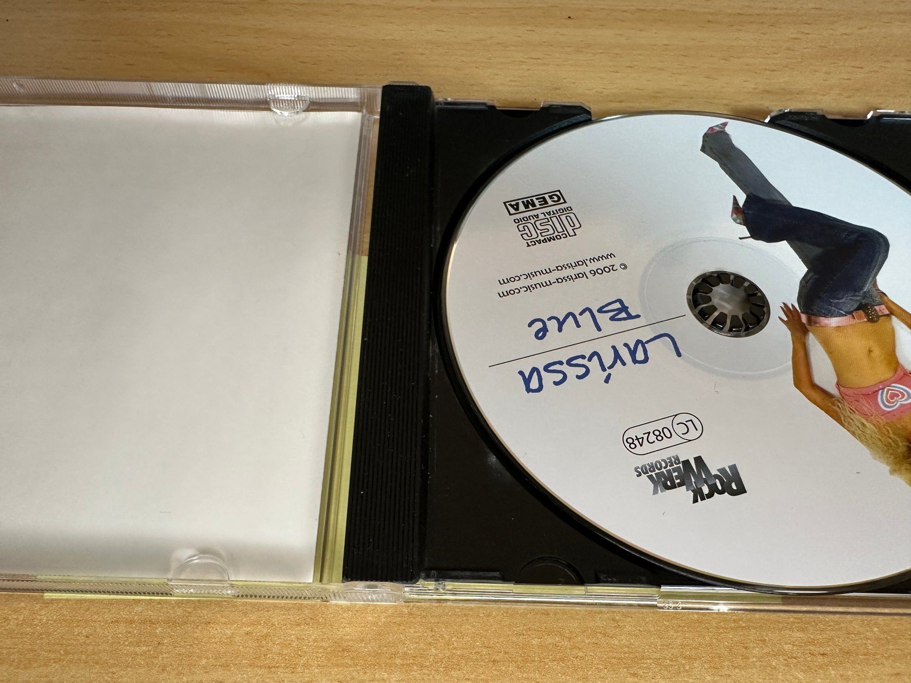 CD: V1 Larissa - Blue – Usato da Rikon im Tösstal venduto da Alpenmutz 2