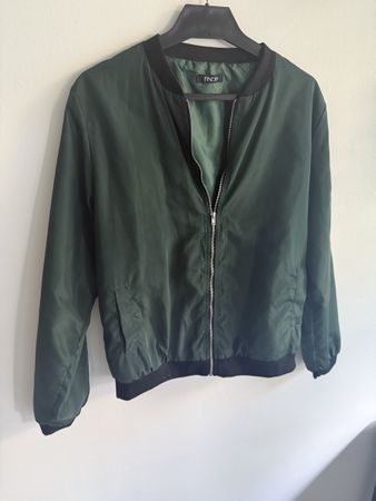 Olive green 🫒 bomber jacket, like new! (size S)