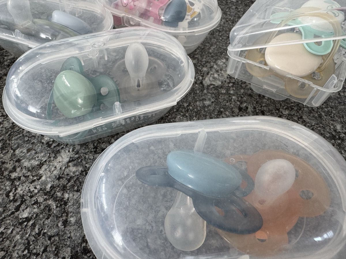 Succhiotti & catenelle porta ciuccio: Baby pacifiers set with cases used condition – Usato da Altendorf venduto da joc_yy6d 3