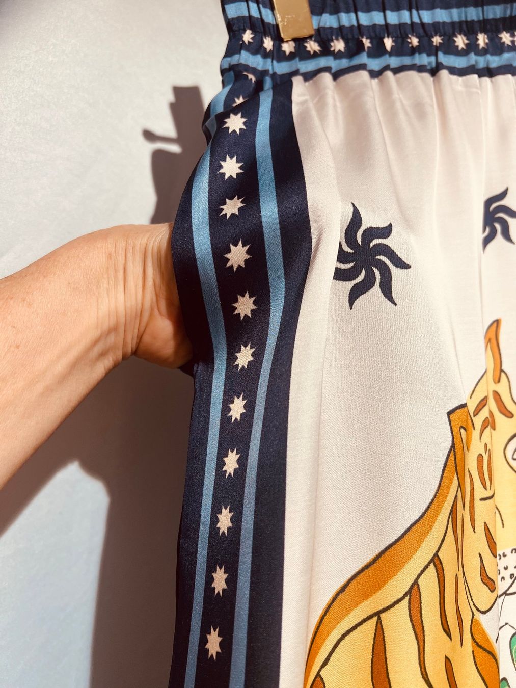 Pantalons: Gerade fallende "Tigerhose" mit Seide – Neuf avec emballage d'origine à Zürich par Naebeli 3